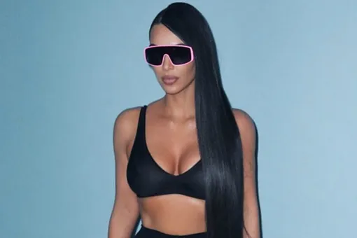 Ким Кардашьян в бра и колготках представила футуристические солнцезащитные очки