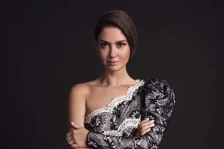 Сразила наповал: поклонники не могут налюбоваться на Агату Муцениеце в платье со смелым декольте