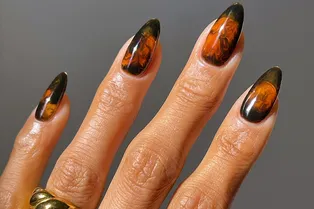 10 ярких дизайнов ногтей, которые можно повторить в конце лета