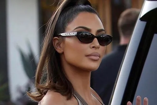 Ким Кардашьян в платье с асимметричными вырезами прогулялась по Лос-Анджелесу