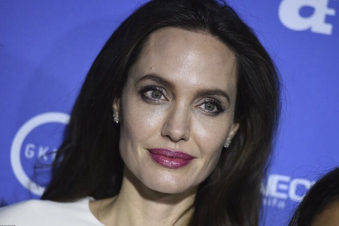 Какая женщина! Анджелина Джоли вышла в свет в белом платье Ulyana Seregeenko
