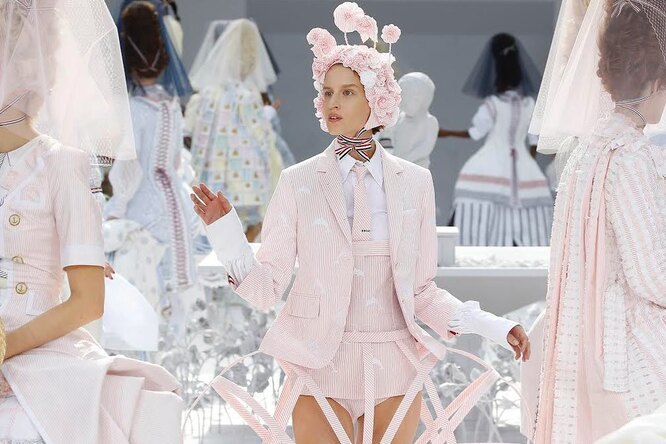 Трусы на обозрение и клумба на голове:самые безумные показы Недели моды в Париже