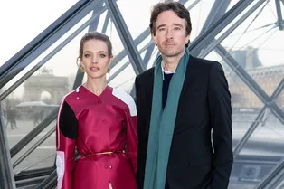 Счастливая Наталья Водянова заигрывала с мужем в Париже