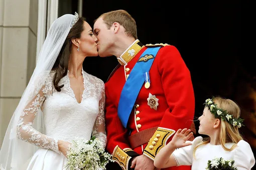 Названы лучшие и худшие свадебные платья британских монархов