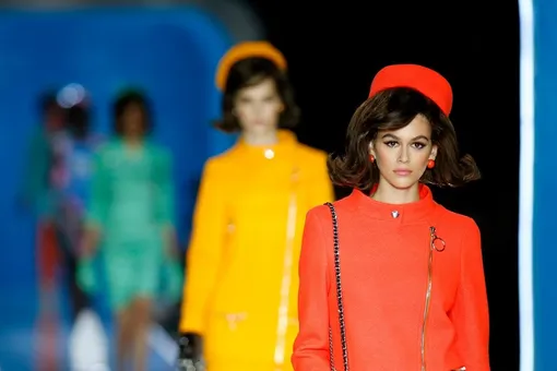 Один в один: Кайя Гербер перевоплотилась в Жаклин Кеннеди на показе Moschino Один в один: Кайя Гербер перевоплотилась в Жаклин Кеннеди на показе Moschino