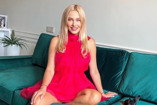 Наталья Рудова в алом мини-платье соблазнительно позировала на диване