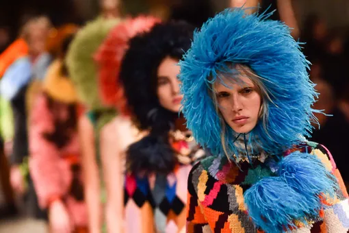 Мех, пэтчворк и страусиные перья: осенняя эклектика в коллекции Prada 2017 Мех, пэтчворк и страусиные перья: осенняя эклектика в коллекции Prada 2017