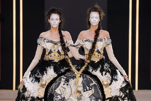 Неделя Высокой моды в Париже: божества китайской мифологии на показе Guo Pei