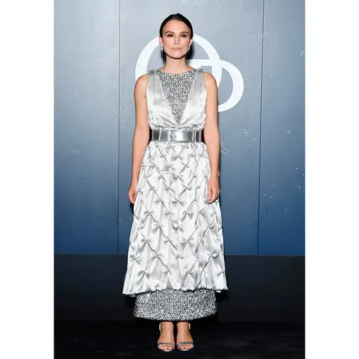 Будучи лицом Chanel, актриса регулярно появляется в нарядах бренда — и не боится экспериментов, таких как это футyристичное платье из кутюрной коллекции весны 2017