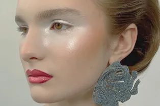 Как правильно наносить хайлайтер: 5 модных техник