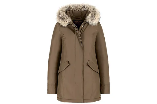 Парка из нейлона, хлопка и меха койота, Woolrich, ок. 45 000 руб., Woolrich