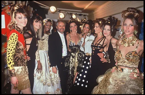 Карен Мюдлер, Наоми Кэмпбелл, Джанни Версаче, Карла Бруни, Кристи Тарлингтон на показе Versace в 1992 году