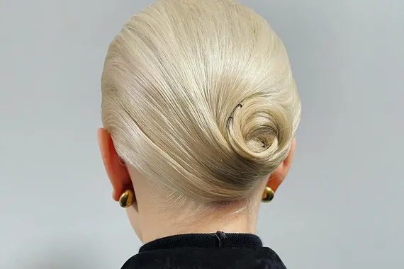 Как уложить средние волосы на Новый Год: 5 модных причесок, которые стоит взять на заметку