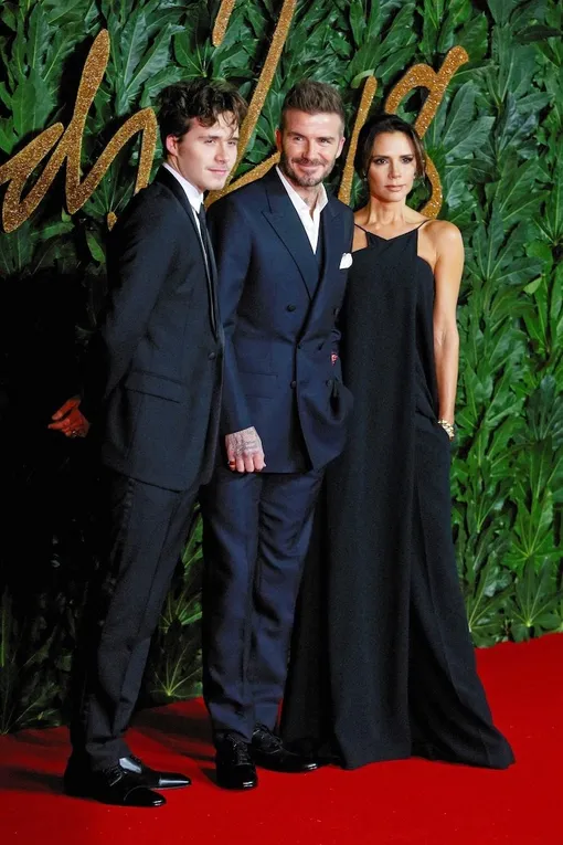 Бруклин Бекхэм с родителями на премии The Fashion Awards 2018