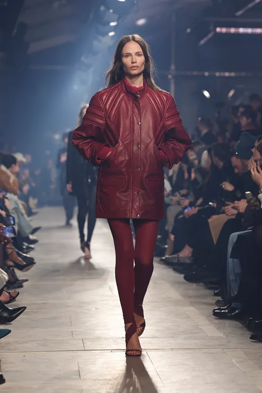 Красный георгин — модный цвет зимы-2023/2024
