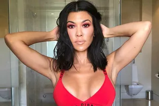 Вслед за сестрой: Кортни Кардашьян позирует на морозе в бикини Вслед за сестрой: Кортни Кардашьян позирует на морозе в бикини