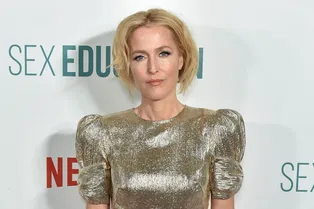 51-летняя Джиллиан Андерсон подчеркнула точеную фигуру платьем из «жидкого золота»