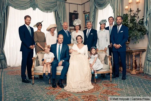 Кенсингтонский дворец представил официальные портреты с крещения принца Луи