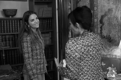 Аманда Харлек беседует с Лаурой Эрьяр Дюбрей о сумках из весенней коллекции Chanel