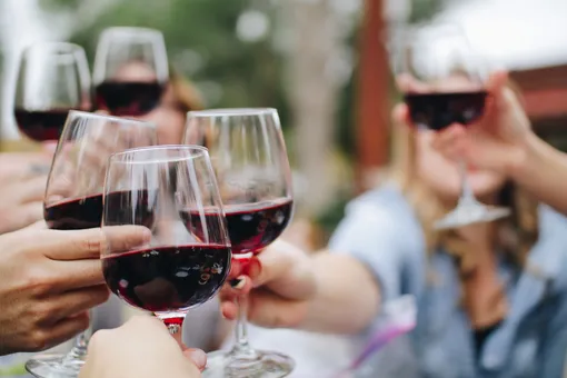Из каких бокалов лучше пить разные виды вина и другие напитки, чтобы их вкус раскрылся полностью? Разбираемся с экспертом!