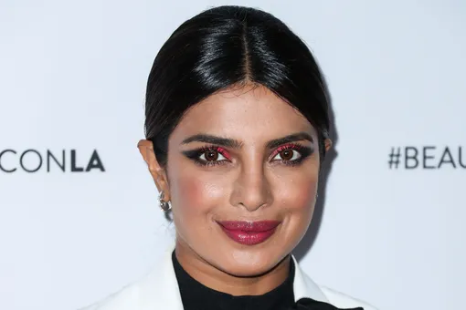 Приянка Чопра в черной блузе без белья выступила на фестивале в Лос-Анджелесе Приянка Чопра в черной блузе без белья выступила на фестивале в Лос-Анджелесе