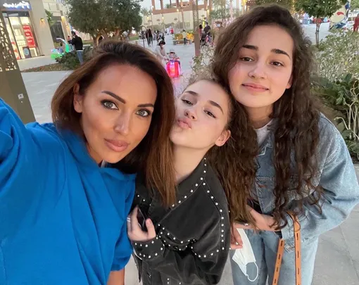 Алсу с дочерьми Микеллой и Сафиной