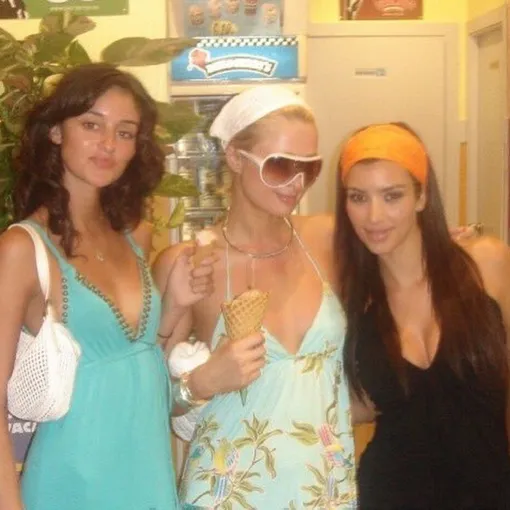 Кэролайн Д'Амор, Пэрис Хилтон и Ким Кардашьян на Ибице, 2006 год