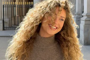 Как правильно ухаживать за кудрявыми волосами зимой