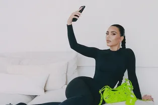 Ее не остановить: Ким Кардашьян снова примеряет черные наряды Balenciaga Ее не остановить: Ким Кардашьян снова примеряет черные наряды Balenciaga