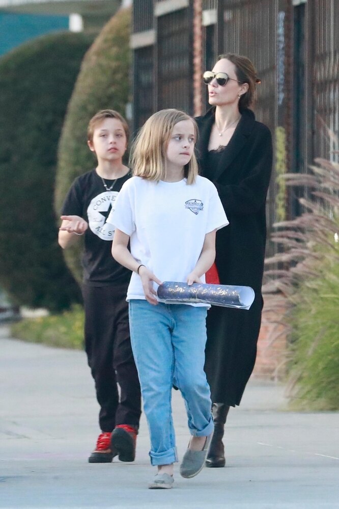 Анджелина Джоли с двойняшками в 2020 году