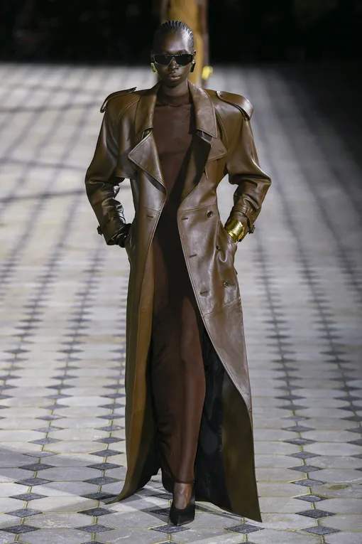 Тренд 2023/2024 — платье макси с кожаным пальто в пол