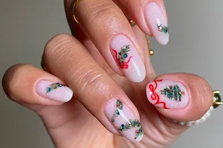 Роскошный максимум: 31 идея праздничного маникюра для тех, кто устал от минимализма