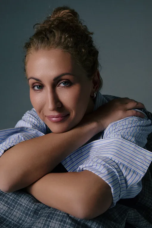 Хлопковая рубашка, N21, шерстяное платье, Magda Butrym — все ЦУМ; серьги, собственность героини