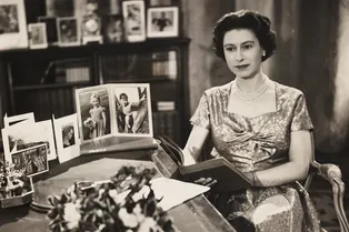 Поздравление по-королевски: изучаем архивные кадры Елизаветы II, сделанные в канун Рождества