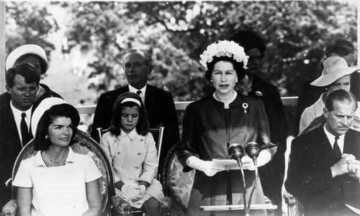 Жаклин Кеннеди с дочерью, Елизавета II и принц Филипп на открытии мемориала Джону Кеннеди в Англии