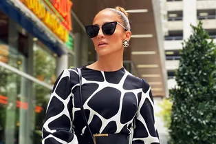 Джей Ло на головокружительных шпильках и в тотал-луке Valentino на улицах Хьюстона Джей Ло на головокружительных шпильках и в тотал-луке Valentino на улицах Хьюстона