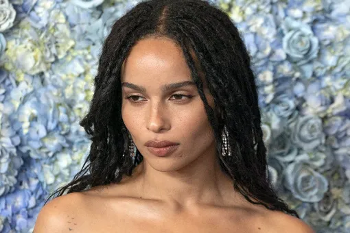 Зои Кравиц появилась на своем предсвадебном ужине в бельевом топе и велосипедках Зои Кравиц появилась на своем предсвадебном ужине в бельевом топе и велосипедках