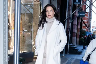 Как носить белое пальто — берем пример с Кэти Холмс