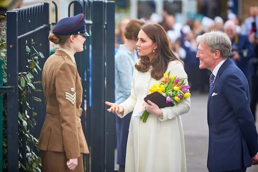 По карману: Герцогиня Кэтрин в пальто за $100 побывала в Оксфорде
