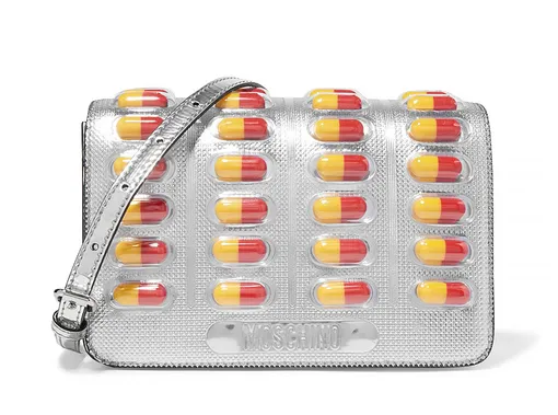 Серебристая сумка в виде упаковки таблеток, Moschino, примерно 40 762 руб. (на сайте Net-a-porter)