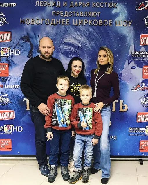Ксения Новикова с мужем и сыновьями