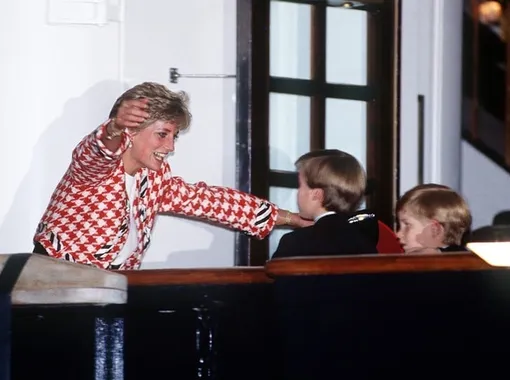 Принцесса Диана обнимает своих сыновей, 1991 год