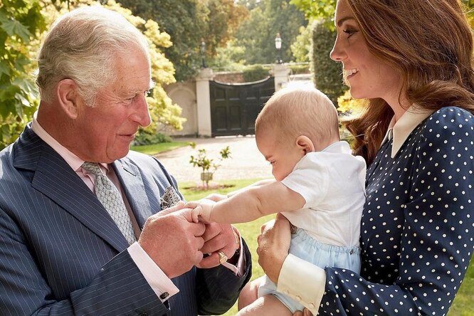 В Сети появилось два новых умилительных фото принца Чарльза с внуком Луи
