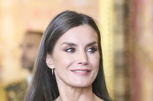 Королева Летиция в облегающем платье самого модного цвета 2023 года произвела фурор во дворце