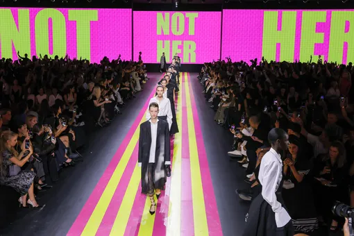 Бунтарка, леди или power woman: Dior снова воспевают феминизм