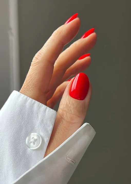 Красный денежный маникюр на новый год 2026