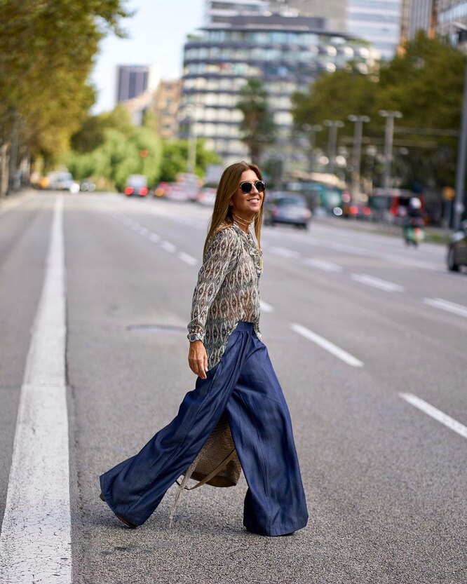 Широкие джинсы — модная одежда для женщин после 50 лет