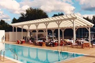 Вечеринки у бассейна, падел на крыше и не только: самые яркие светские события Вечеринки у бассейна, падел на крыше и не только: самые яркие светские события