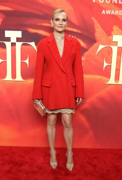 Дайан Крюгер в красном платье-пиджаке, которое подойдет женщинам 40+