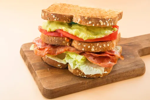 Клаб-сэндвич с авокадо — очень сытный бутерброд